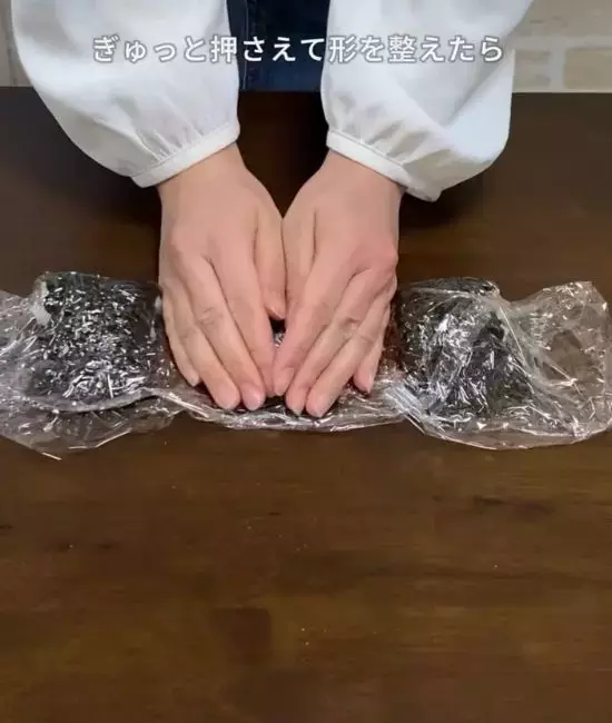 ラップに海苔を並べて？　完成したおにぎりに「その手があったか」「天才すぎる」