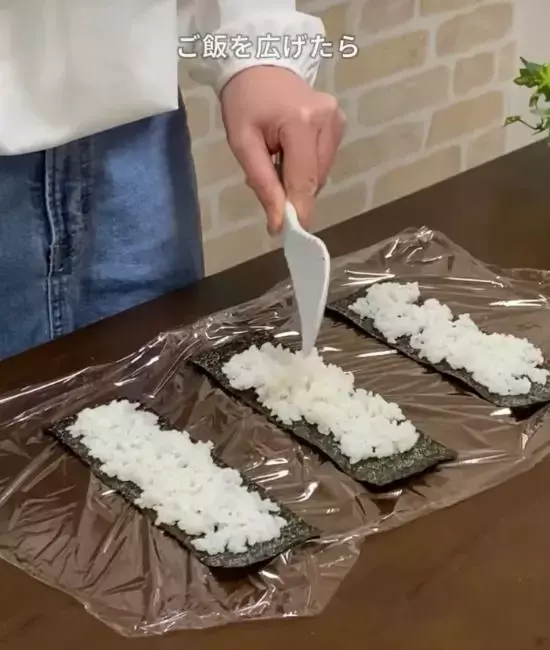 ラップに海苔を並べて？　完成したおにぎりに「その手があったか」「天才すぎる」
