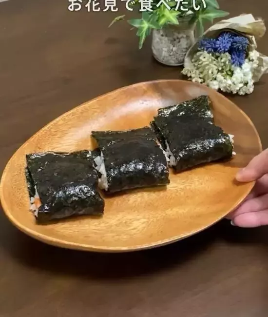 ラップに海苔を並べて？　完成したおにぎりに「その手があったか」「天才すぎる」