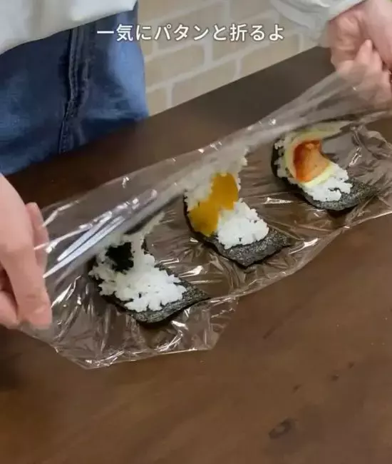 ラップに海苔を並べて？　完成したおにぎりに「その手があったか」「天才すぎる」