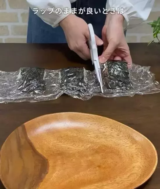 ラップに海苔を並べて？　完成したおにぎりに「その手があったか」「天才すぎる」