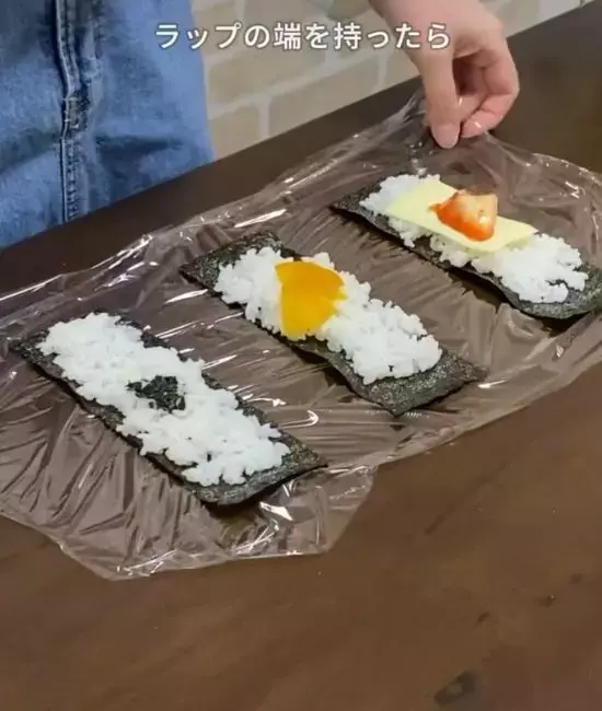 ラップに海苔を並べて？　完成したおにぎりに「その手があったか」「天才すぎる」