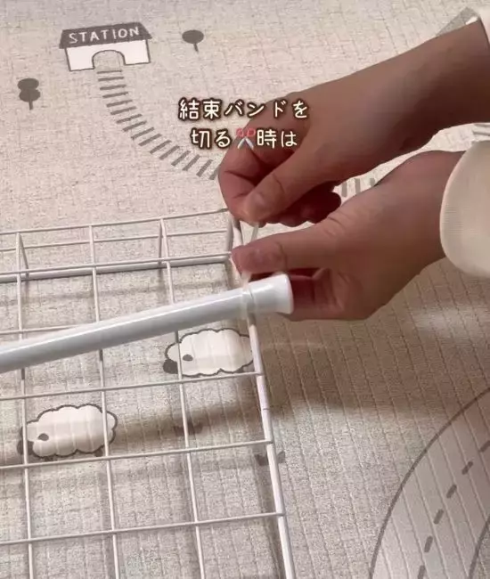 ダイソーのワイヤーネットに『極太の糸』を編み込むだけ　完成品が高見えすぎて、正直二度見した！