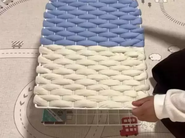 ダイソーのワイヤーネットに『極太の糸』を編み込むだけ　完成品が高見えすぎて、正直二度見した！