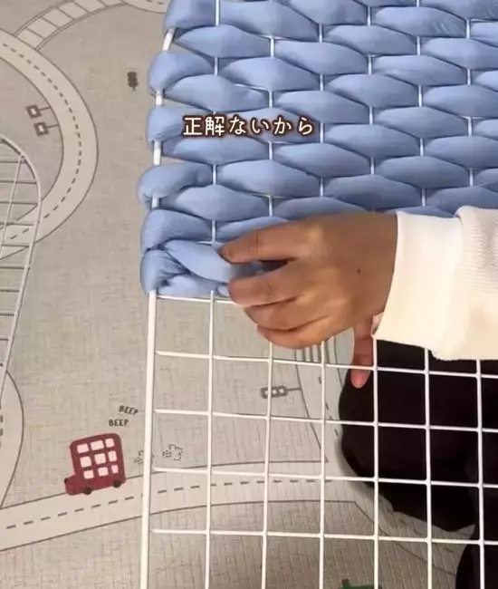 ダイソーのワイヤーネットに『極太の糸』を編み込むだけ　完成品が高見えすぎて、正直二度見した！