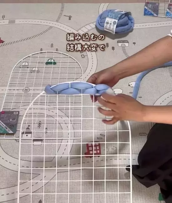 ダイソーのワイヤーネットに『極太の糸』を編み込むだけ　完成品が高見えすぎて、正直二度見した！