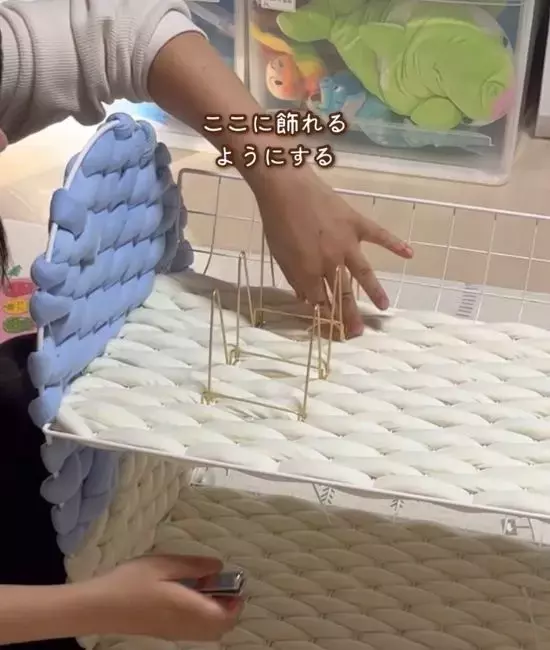 ダイソーのワイヤーネットに『極太の糸』を編み込むだけ　完成品が高見えすぎて、正直二度見した！