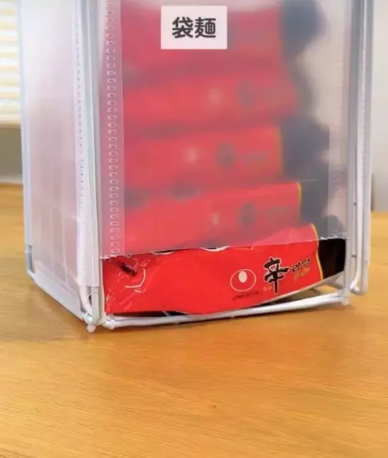 100均ワイヤーネットを「コの字」に曲げただけ　コンビニみたいな『先入れ先出し棚』が最高だった