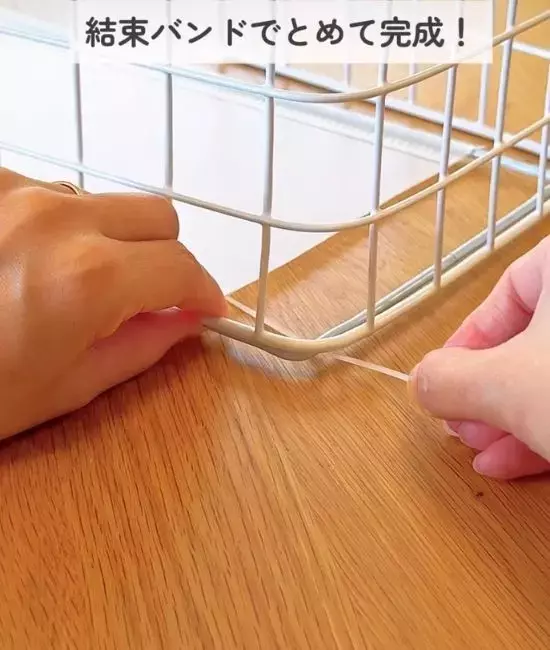 100均ワイヤーネットを「コの字」に曲げただけ　コンビニみたいな『先入れ先出し棚』が最高だった