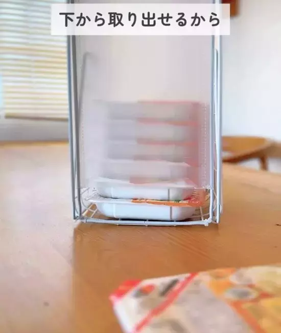 100均ワイヤーネットを「コの字」に曲げただけ　コンビニみたいな『先入れ先出し棚』が最高だった