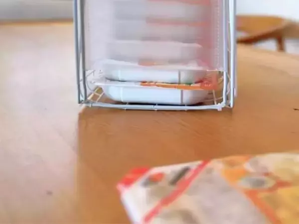 100均ワイヤーネットを「コの字」に曲げただけ　コンビニみたいな『先入れ先出し棚』が最高だった