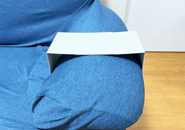 こういうのが欲しかった！　ソファー時間が快適になる『ブックエンド技』に「もう戻れない！」