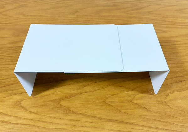 こういうのが欲しかった！　ソファー時間が快適になる『ブックエンド技』に「もう戻れない！」