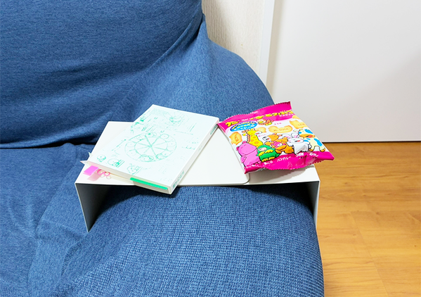 こういうのが欲しかった！　ソファー時間が快適になる『ブックエンド技』に「もう戻れない！」