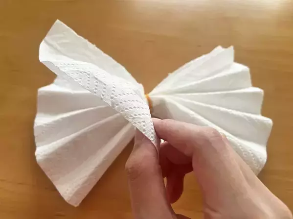 キッチンペーパーの真ん中を『輪ゴム』で留めたら…　できたものが“冬の室内”で活躍！