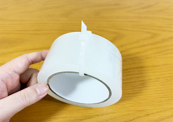 もうハサミはいらない！　テープをスムーズに切る『便利ワザ』に「早く知りたかった！」