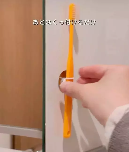 まだコップに立ててる？　歯ブラシの新しい収納法に「カビ知らず」「頭いい」