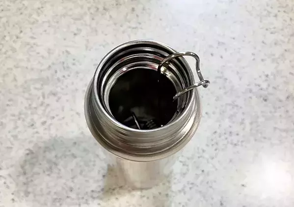 “100均”のアイテムで解消！　コップ・水筒を乾かす時短テクニック