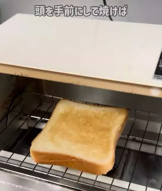 ロールパンを『裏返し』て焼くと？　試した結果に「めっちゃ便利」「最高だった」