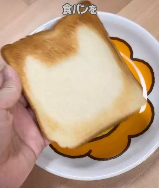 ロールパンを『裏返し』て焼くと？　試した結果に「めっちゃ便利」「最高だった」
