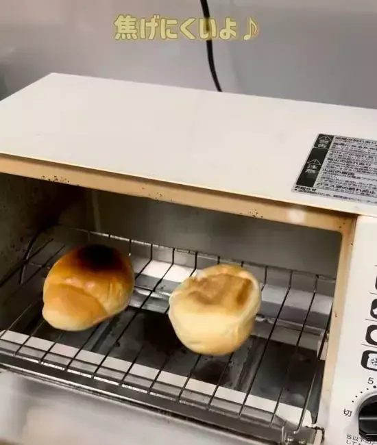 ロールパンを『裏返し』て焼くと？　試した結果に「めっちゃ便利」「最高だった」