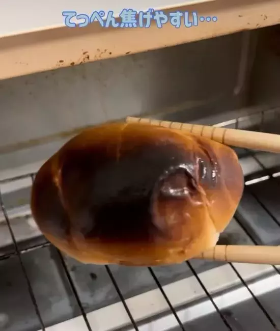 ロールパンを『裏返し』て焼くと？　試した結果に「めっちゃ便利」「最高だった」