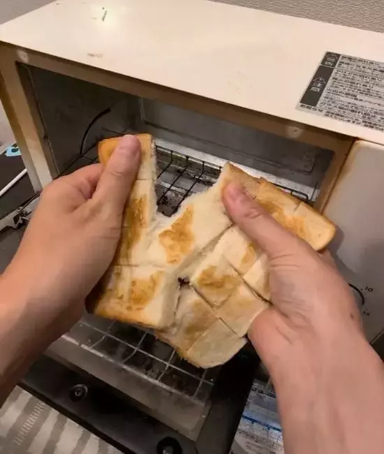 食パン焼くならジャーっと濡らして　大胆な裏技に「正直びっくり」「やってみる」