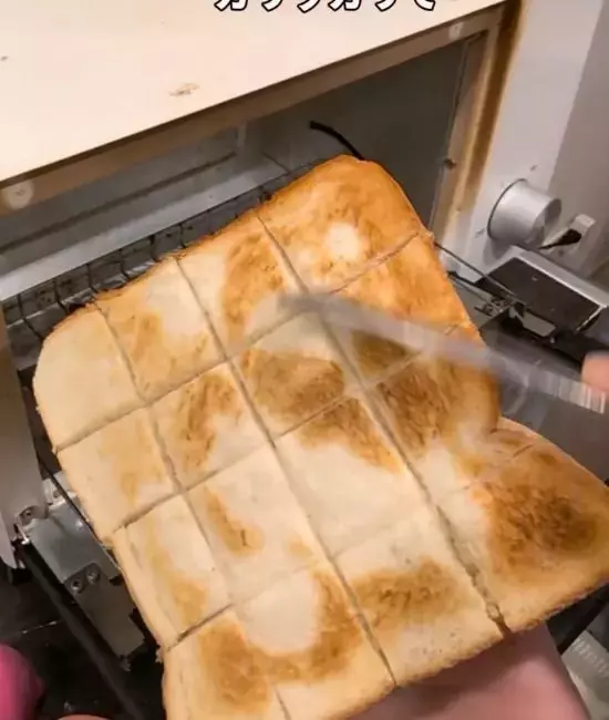 食パン焼くならジャーっと濡らして　大胆な裏技に「正直びっくり」「やってみる」