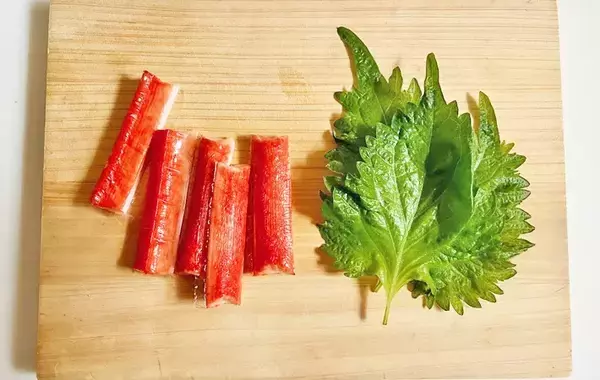 大葉をカニカマを混ぜて…？　食べた息子が「ピザみたいでおいしい！」