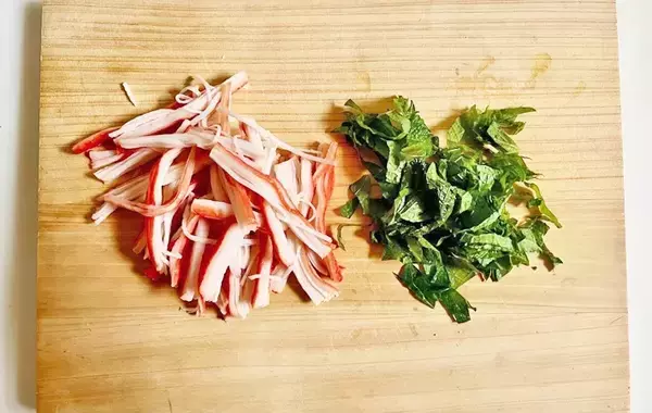 大葉をカニカマを混ぜて…？　食べた息子が「ピザみたいでおいしい！」