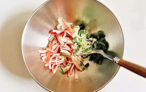 大葉をカニカマを混ぜて…？　食べた息子が「ピザみたいでおいしい！」