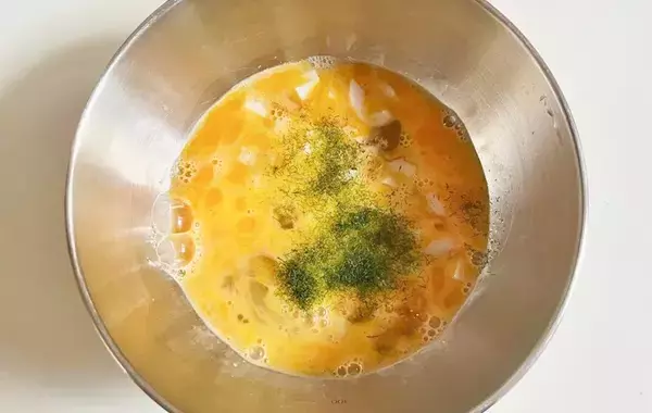 卵液に1本混ぜてみて！　玉子焼きの意外な具材に「かさましにピッタリ」「旨味アップ」