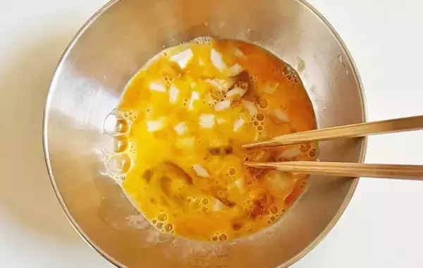 卵液に1本混ぜてみて！　玉子焼きの意外な具材に「かさましにピッタリ」「旨味アップ」