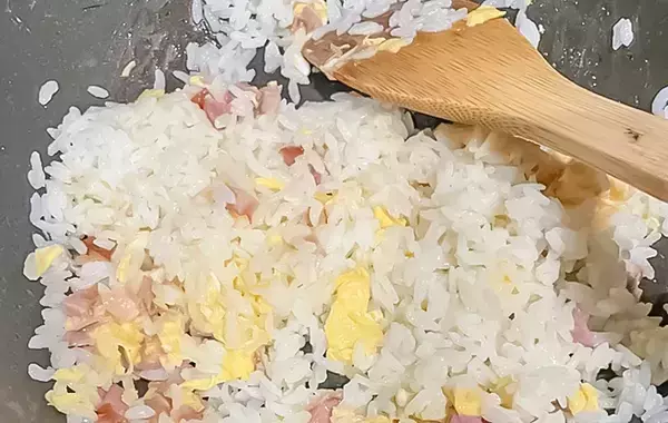 大事なのは火力でも油でもない！　元調理師が教える、パラパラチャーハン作りのポイント