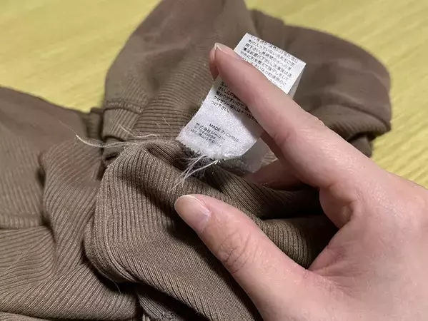 チクチク感が気になる服のタグ　100均のアイテムを使えば？