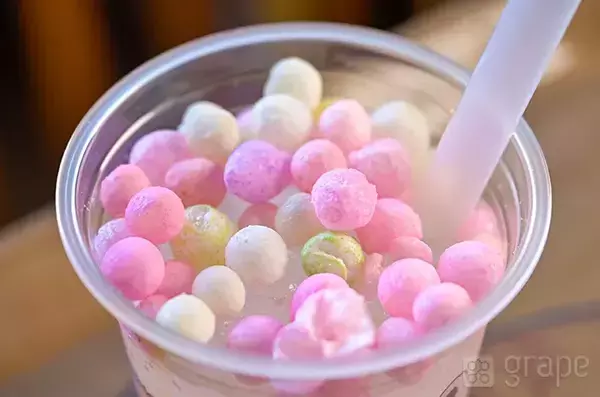 え、これ飲み物？　ディズニーシーで見つけた『カリカリトッピング』な限定ドリンク【販売店舗リスト付】