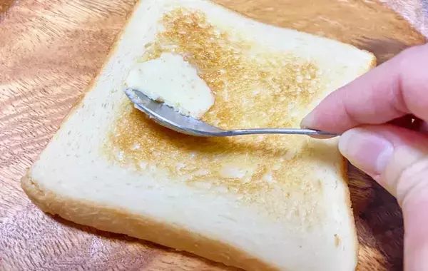 食パンにバターを塗って…　息子が「明日も作って」と大絶賛した『背徳トースト』