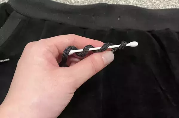 パーカーやスウェットパンツの紐が抜けた時に便利！　紐通しの代わりに使ってみたのは…？