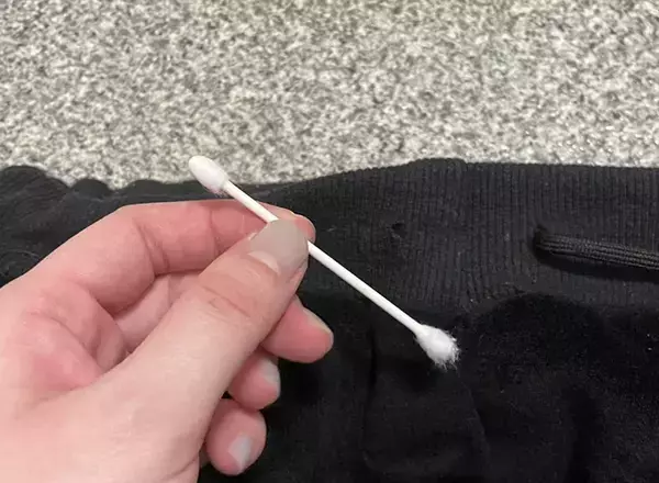 パーカーやスウェットパンツの紐が抜けた時に便利！　紐通しの代わりに使ってみたのは…？