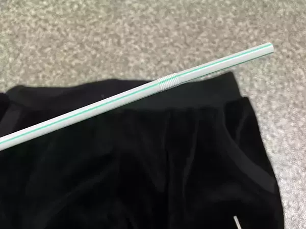 パーカーやスウェットパンツの紐が抜けた時に便利！　紐通しの代わりに使ってみたのは…？