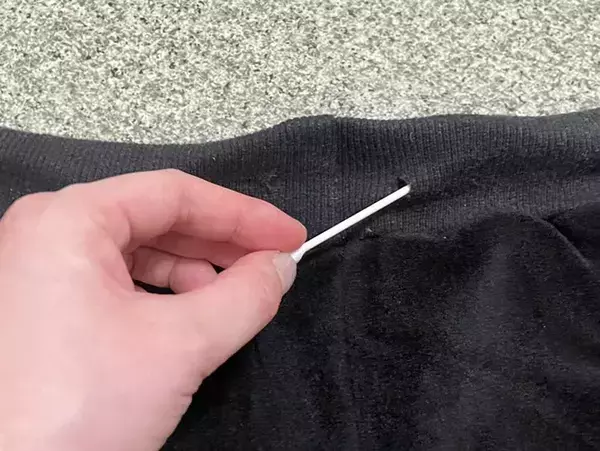 パーカーやスウェットパンツの紐が抜けた時に便利！　紐通しの代わりに使ってみたのは…？