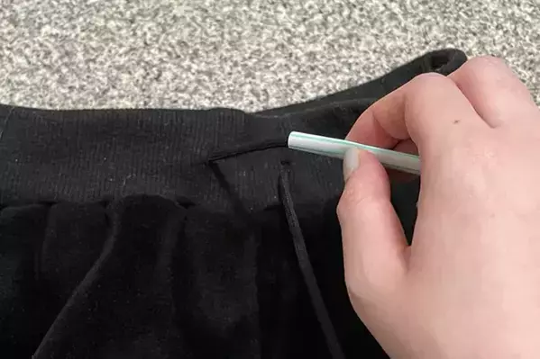 パーカーやスウェットパンツの紐が抜けた時に便利！　紐通しの代わりに使ってみたのは…？