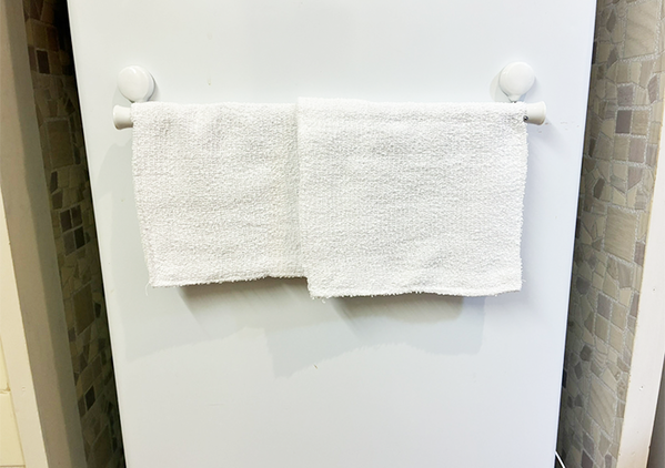 つっぱり棒にゴミ袋をかけると…　突っ張らない『新しい収納術』に「便利すぎてニヤけた！」