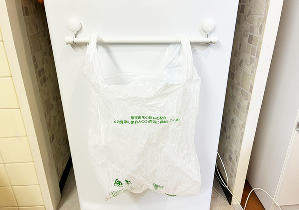 つっぱり棒にゴミ袋をかけると…　突っ張らない『新しい収納術』に「便利すぎてニヤけた！」