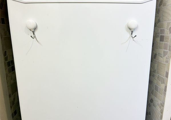 つっぱり棒にゴミ袋をかけると…　突っ張らない『新しい収納術』に「便利すぎてニヤけた！」