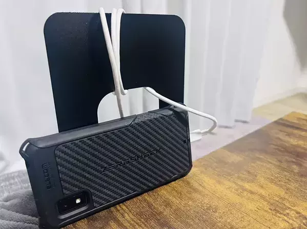 こたつにブックエンドを差し込むと…　プロの小技で、もう散らからない！