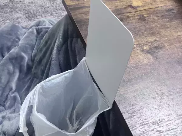 こたつにブックエンドを差し込むと…　プロの小技で、もう散らからない！