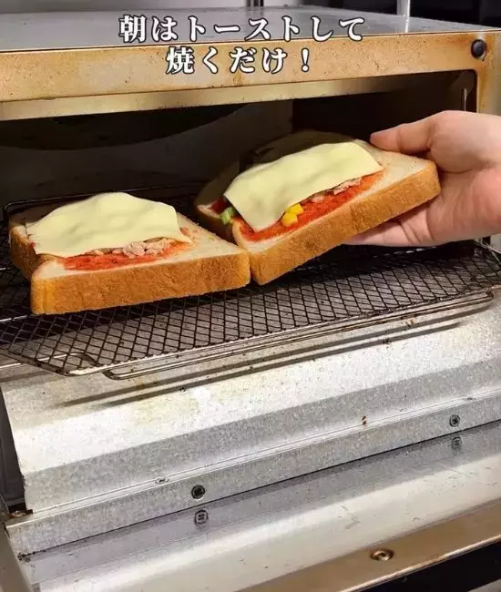 ラップで包む前に具材をのせて！　食パンの保存法に「考えもしなかった」