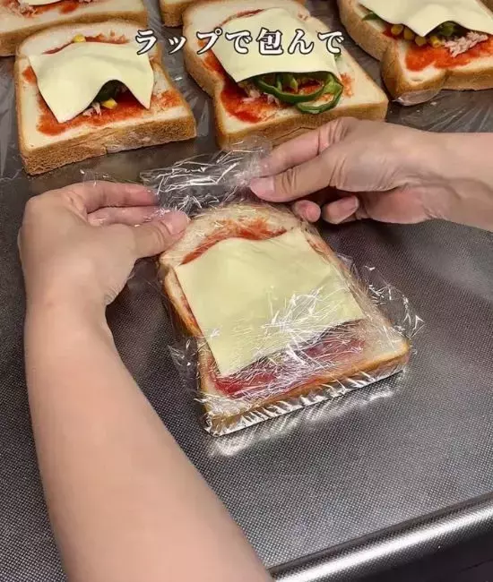 ラップで包む前に具材をのせて！　食パンの保存法に「考えもしなかった」