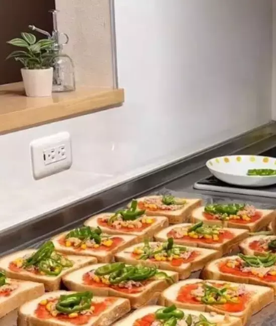 ラップで包む前に具材をのせて！　食パンの保存法に「考えもしなかった」